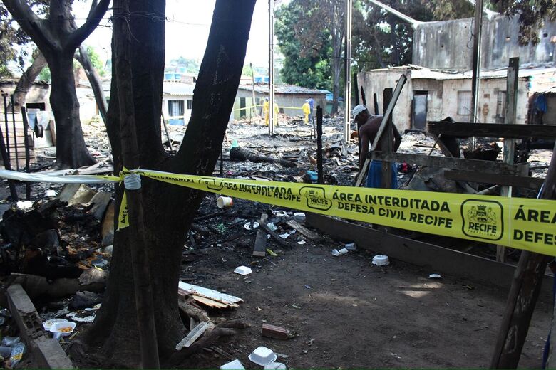 Incêndio em comunidade na rua Constança, em Campina do Barreto | Foto: Clarice Melo/Folha de Pernambuco