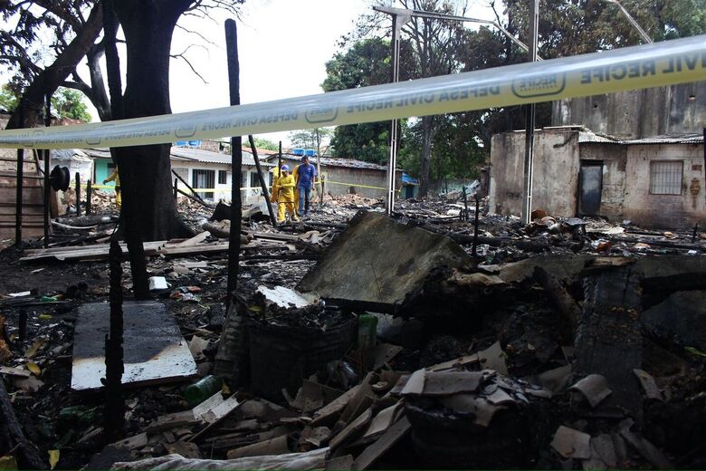 Incêndio em comunidade na rua Constança, em Campina do Barreto | Foto: Clarice Melo/Folha de Pernambuco