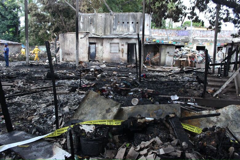 Incêndio em comunidade na rua Constança, em Campina do Barreto | Foto: Clarice Melo/Folha de Pernambuco
