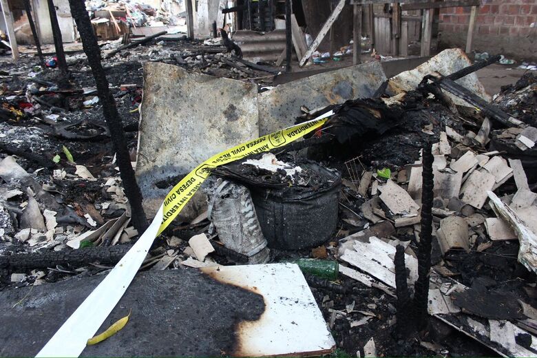 Incêndio em comunidade na rua Constança, em Campina do Barreto | Foto: Clarice Melo/Folha de Pernambuco