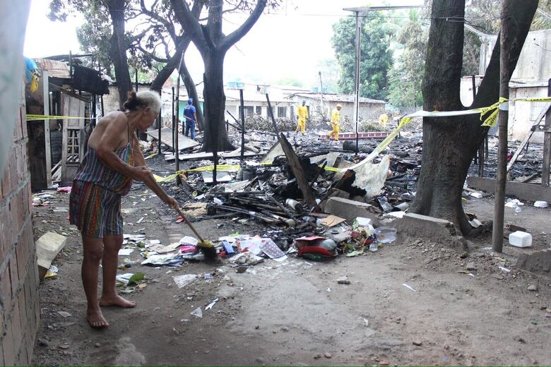 Incêndio em comunidade na rua Constança, em Campina do Barreto | Foto: Clarice Melo/Folha de Pernambuco