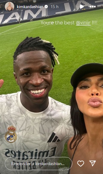 Kim Kardashian com Vinicius Júnior. Foto: Reprodução/Redes sociais