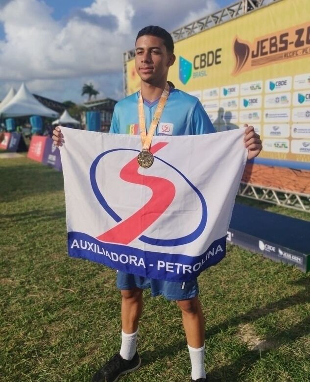 Daniel Araújo, bronze nos 100m com barreiras. Foto: APA/Divulgação