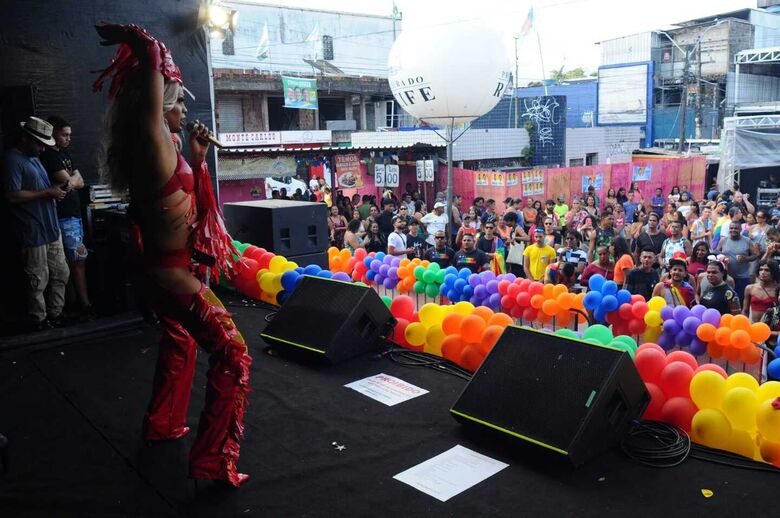 Parada da Diversidade em Dois Unidos, neste domingo (22). | Foto: Ricardo Fernandes/Folha de Pernambuco.