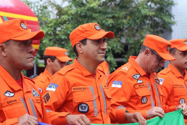 Comitiva com 11 bombeiros militares de Pernambuco é enviada para auxiliar no combate às queimadas nas regiões Norte e Centro-Oeste do país. - Foto: Clarice Melo/Folha de Pernambuco