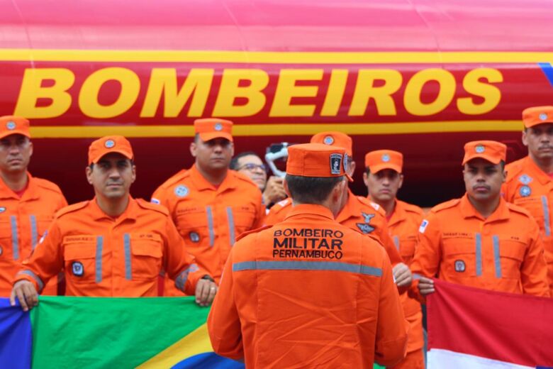 Comitiva com 11 bombeiros militares de Pernambuco é enviada para auxiliar no combate às queimadas nas regiões Norte e Centro-Oeste do país. - Foto: Clarice Melo/Folha de Pernambuco
