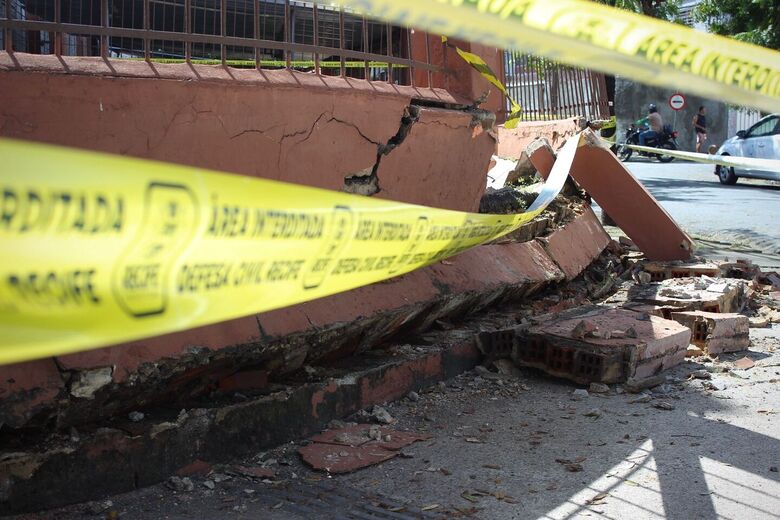 Fossa de prédio na Rua Capitão Zuzinha (Boa Viagem) desaba e causa transtornos para moradores - Foto: Clarice Melo/Folha de Pernambuco