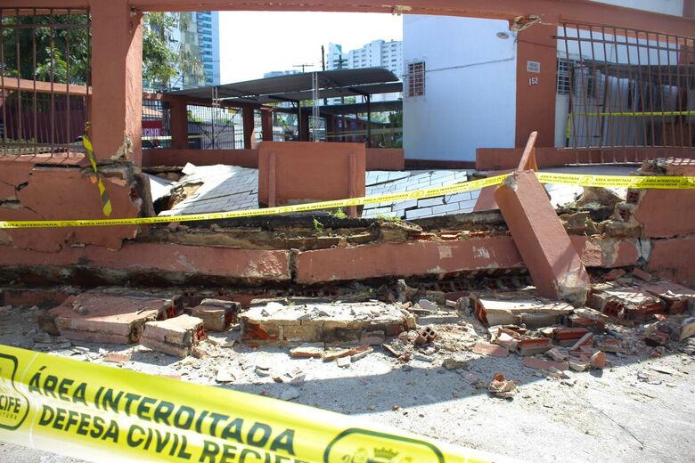 Fossa de prédio na Rua Capitão Zuzinha (Boa Viagem) desaba e causa transtornos para moradores - Foto: Clarice Melo/Folha de Pernambuco