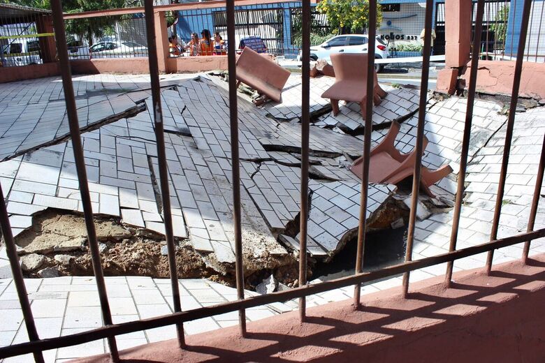 Fossa de prédio na Rua Capitão Zuzinha (Boa Viagem) desaba e causa transtornos para moradores - Foto: Clarice Melo/Folha de Pernambuco