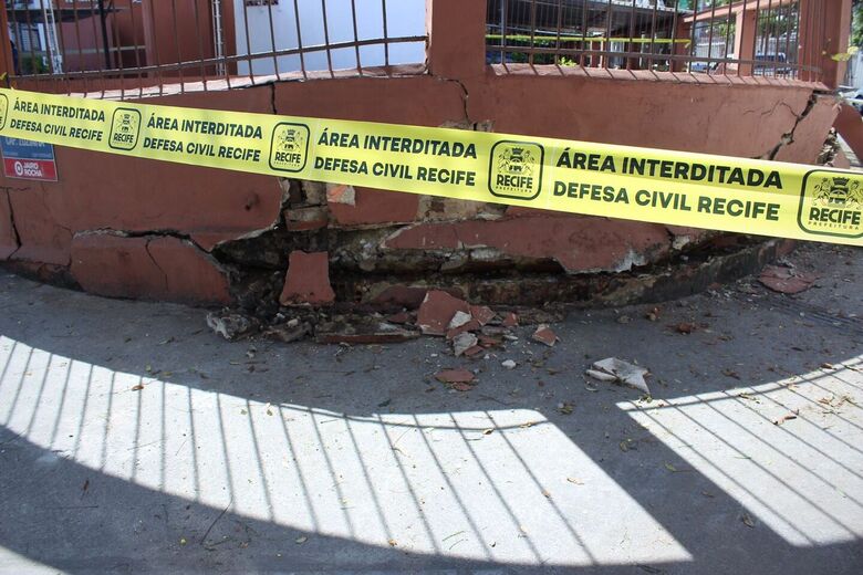 Fossa de prédio na Rua Capitão Zuzinha (Boa Viagem) desaba e causa transtornos para moradores - Foto: Clarice Melo/Folha de Pernambuco