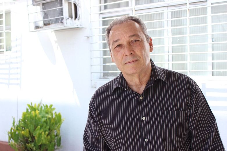 Fossa de prédio na Rua Capitão Zuzinha (Boa Viagem) desaba e causa transtornos para moradores - Foto: Clarice Melo/Folha de Pernambuco