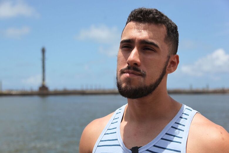 Carlos Rocha, espectador da largada da 35ª Regata Recife-Fernando de Noronha (Refeno), no Marco Zero, Centro do Recife. - Foto: Davi de Queiroz/Folha de Pernambuco