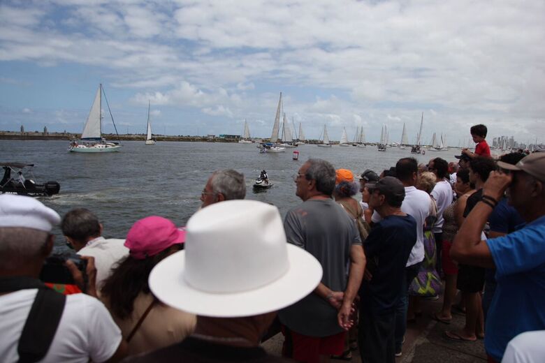 Largada da 35ª Regata Recife-Fernando de Noronha (Refeno), no Marco Zero, Centro do Recife. - Foto: Davi de Queiroz/Folha de Pernambuco