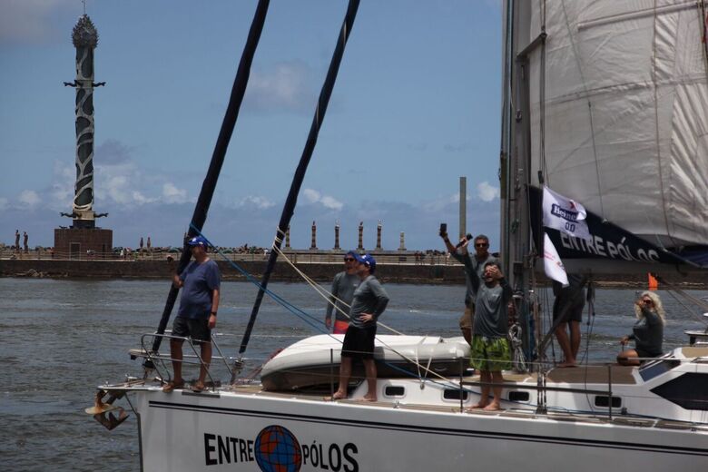 Largada da 35ª Regata Recife-Fernando de Noronha (Refeno), no Marco Zero, Centro do Recife. - Foto: Davi de Queiroz/Folha de Pernambuco