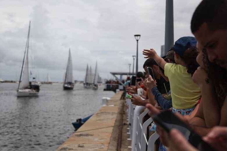 Largada da 35ª Regata Recife-Fernando de Noronha (Refeno), no Marco Zero, Centro do Recife. - Foto: Davi de Queiroz/Folha de Pernambuco