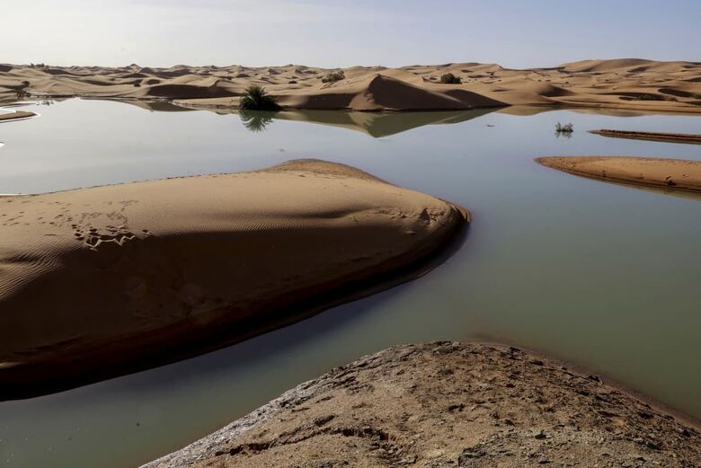 Erg Znaigui, um lago sazonal na vila de Merzouga, no deserto do Saara. | Foto: AFP