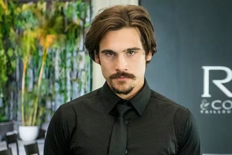 Nicolas Prattes em ''Todas as flores'', em 2022 | Foto: Paulo Belote/TV Globo
