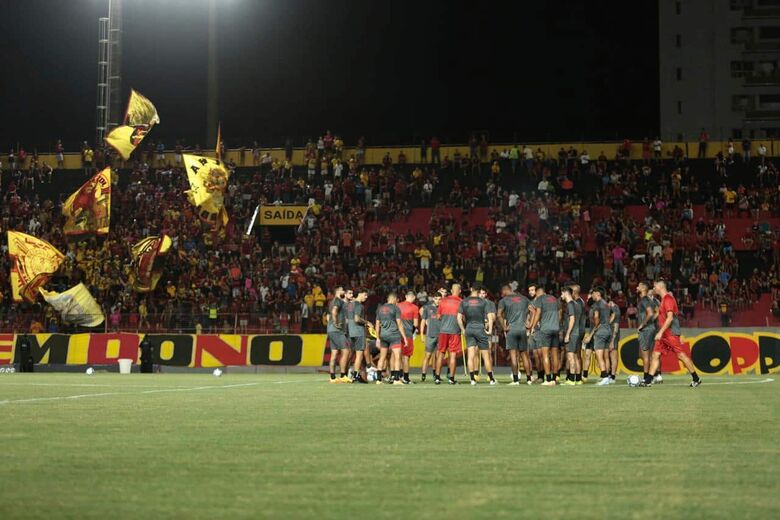 Torcida do Sport na Ilha do Retiro. Foto: Rafael Melo/Folha de Pernambuco 