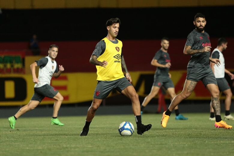Fabrício Dominguez, do Sport durante treino aberto a torcida na Ilha do Retiro. Foto: Rafael Melo/Folha de Pernambuco