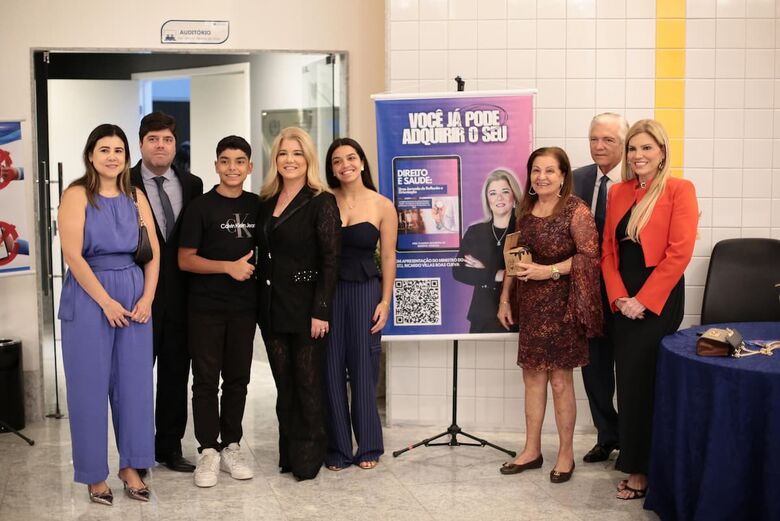 Juíza Ana Cláudia Brandão e sua família no lançamento do ebook. Foto: Rafael Melo/ Folha de Pernambuco