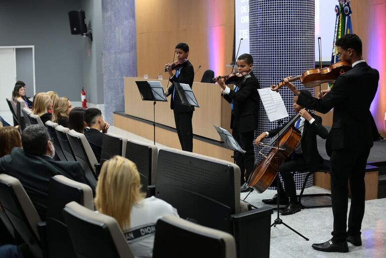 Orquestra Criança Cidadã em apresentação no lançamento do ebook. Foto: Rafael Melo/ Folha de Pernambuco