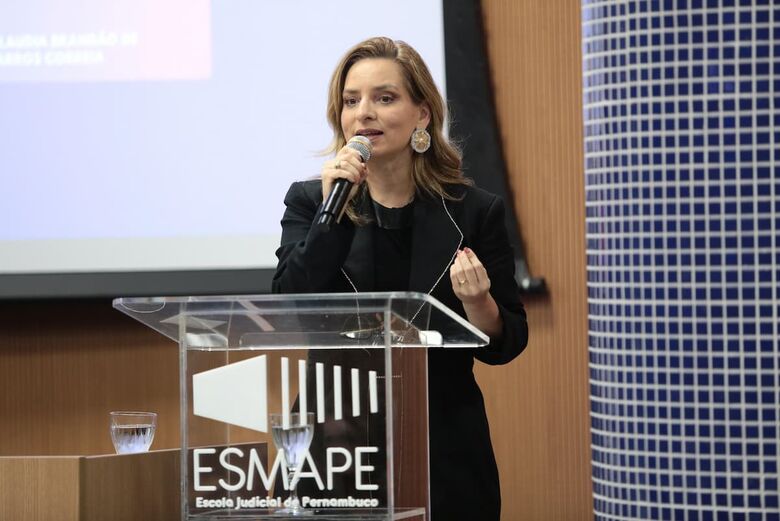 Dacylene Amorim, coordenadora do ebook. Foto: Rafael Melo/Folha de Pernambuco.