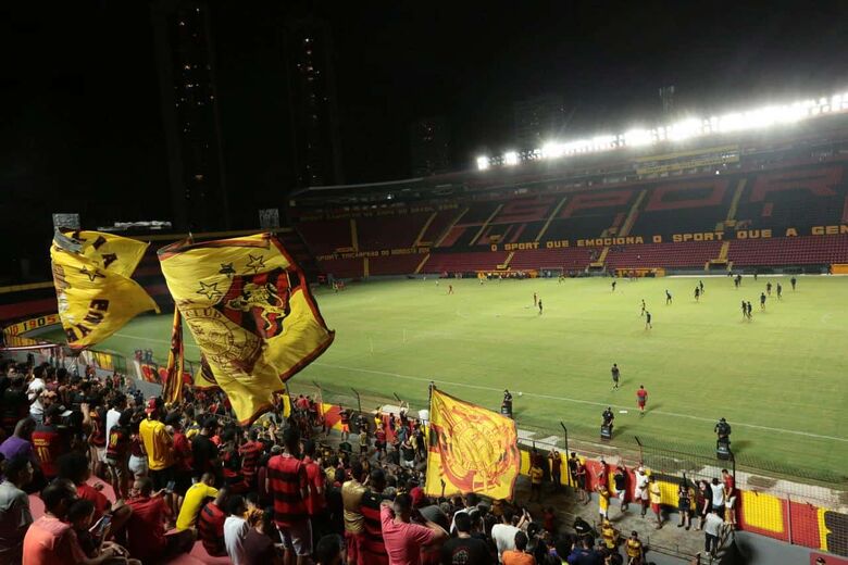 Torcida do Sport na Ilha do Retiro. Foto: Rafael Melo/Folha de Pernambuco 