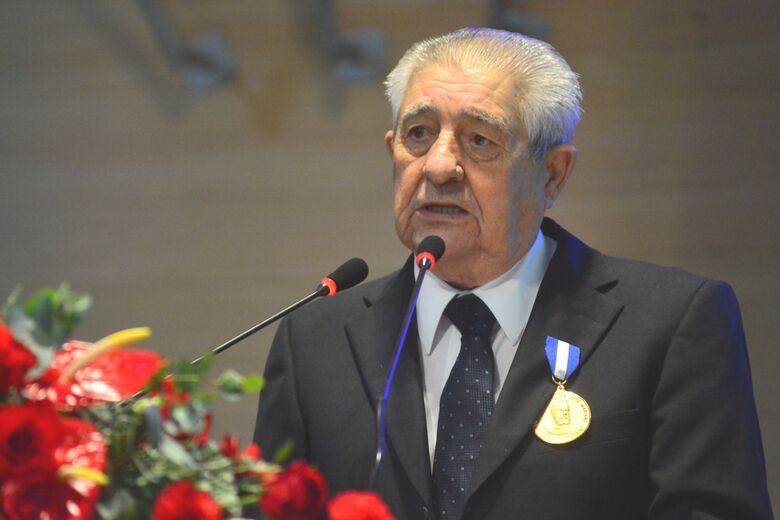 Sr Alberto Ferreira da Costa, provedor do Real Hospital Português, recebe Medalha de Mérito