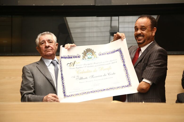 Alberto Ferreira da Costa recebe título de cidadão recifense na câmara dos vereadores de Recife. | Foto: Marina Mahmood