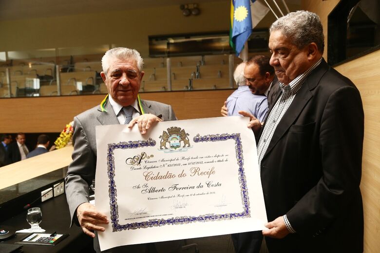 Alberto Ferreira da Costa recebe título de cidadão recifense na câmara dos vereadores de Recife. | Foto: Marina Mahmood