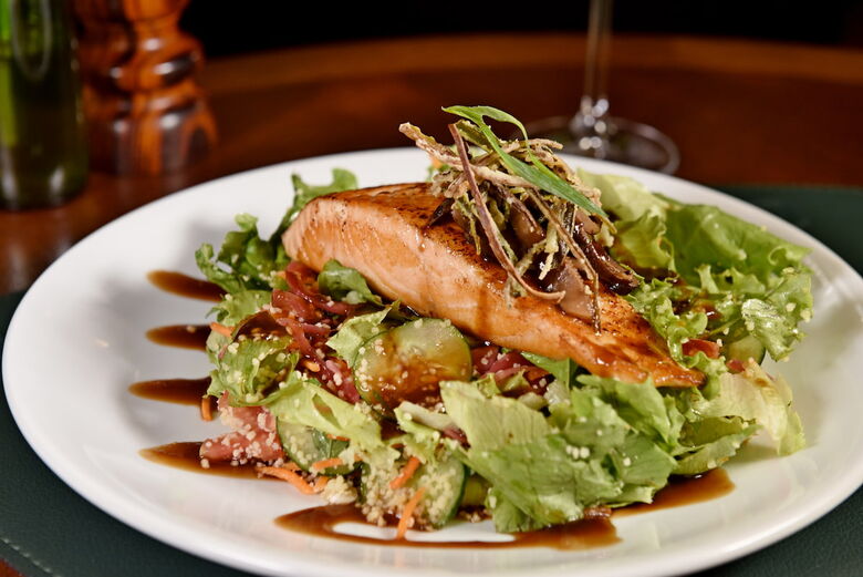 Salmão é a opção de pescado | Foto: Paullo Almeida/Folha de Pernambuco