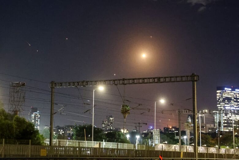 Projéteis sendo interceptados por Israel sobre Tel Aviv em 1º de outubro de 2024. | Foto: Jack Guez / AFP