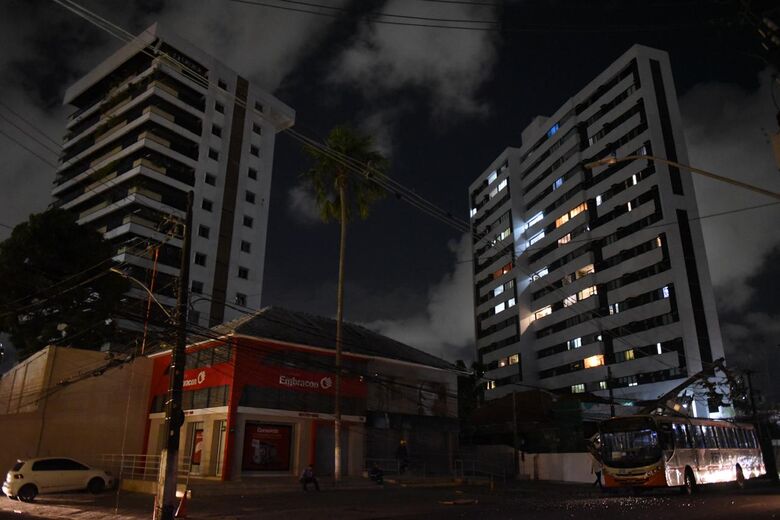 Poste cai em cima de ônibus da linha Vasco da Gama/Derby na av Rui Barbosa // Fotos: Paullo Allmeida