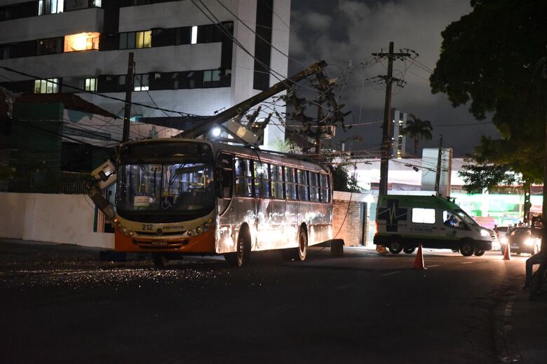 Poste cai em cima de ônibus da linha Vasco da Gama/Derby na av Rui Barbosa // Fotos: Paullo Allmeida