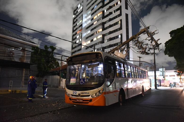 Poste cai em cima de ônibus da linha Vasco da Gama/Derby na av Rui Barbosa // Fotos: Paullo Allmeida