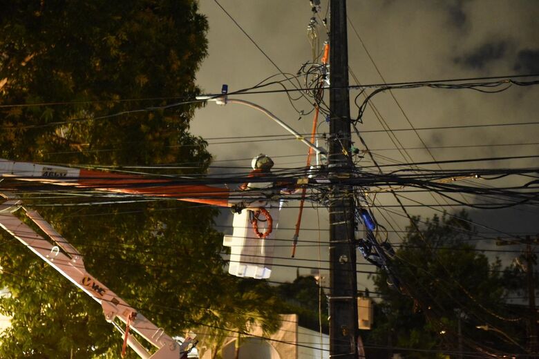 Poste cai em cima de ônibus da linha Vasco da Gama/Derby na av Rui Barbosa // Fotos: Paullo Allmeida