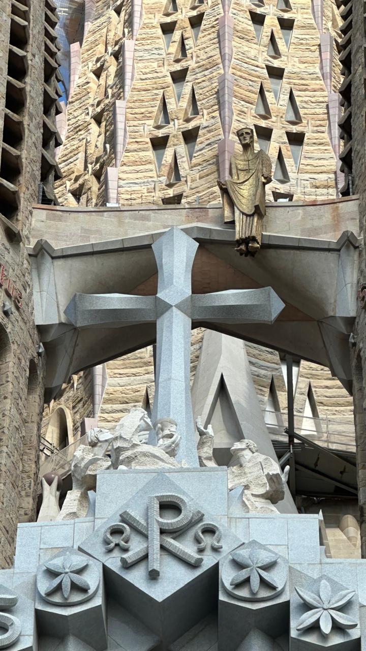 Detalhes da Sagrada Família, obra-prima de Gaudí (Foto: William Tavares/Folha de Pernambuco)