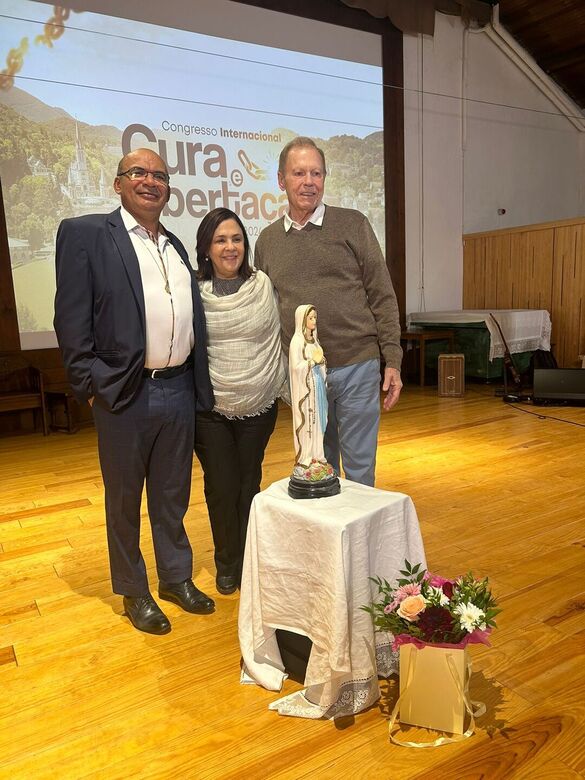 Gilberto Barbosa, fundador da Obra de Maria (esq); Luzia Santiago, missionária e cofundadora da Comunidade Canção Nova (cen); e Wellington da Silva Jardim, conhecido como Eto, vice presidente da Fundação João Paulo II (Foto: William Tavares/Folha de Pernambuco)