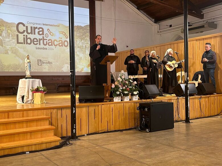 Diácono Emanuel Maria conduz momento de reflexão no Congresso Internacional de Cura e Libertação em Lourdes, na França (Foto: William Tavares/Folha de Pernambuco)