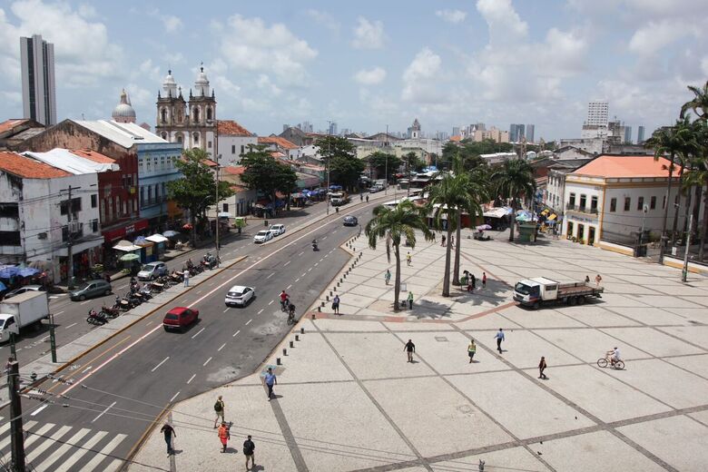 Movimentação no primeiro dia de mudanças na av. Dantas Barreto | Foto: Davi de Queiroz/Folha de Pernambuco