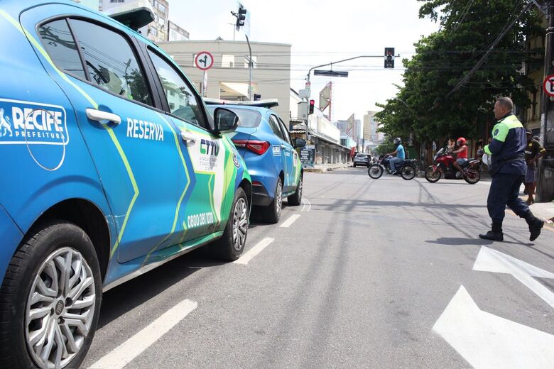 Movimentação no primeiro dia de mudanças na av. Dantas Barreto | Foto: Davi de Queiroz/Folha de Pernambuco
