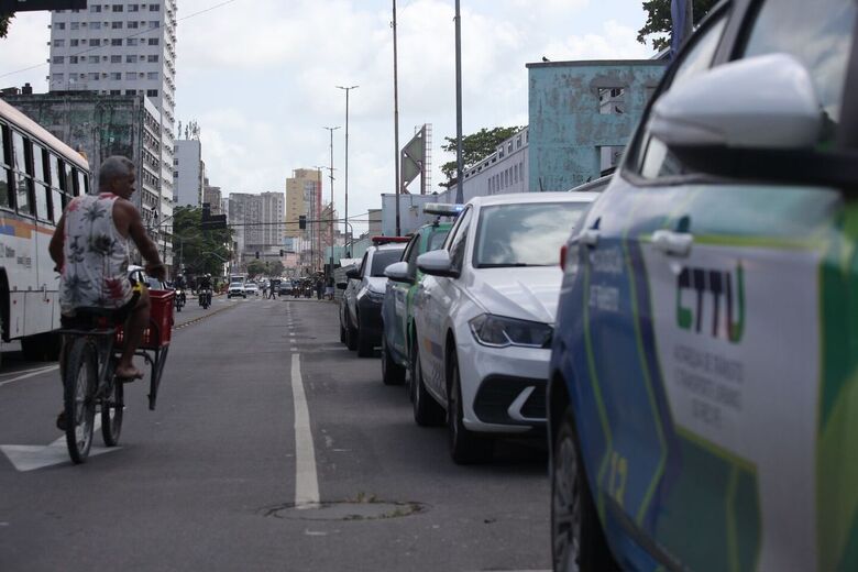 Movimentação no primeiro dia de mudanças na av. Dantas Barreto | Foto: Davi de Queiroz/Folha de Pernambuco