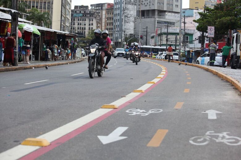 Movimentação no primeiro dia de mudanças na av. Dantas Barreto | Foto: Davi de Queiroz/Folha de Pernambuco