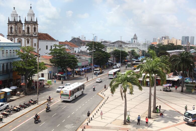 Movimentação no primeiro dia de mudanças na av. Dantas Barreto | Foto: Davi de Queiroz/Folha de Pernambuco