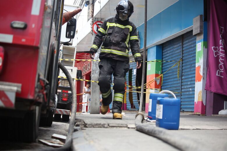 Movimentação dos bombeiros em loja atingida por incêndio no centro do Recife | Foto: Davi de Queiroz/Folha de Pernambuco