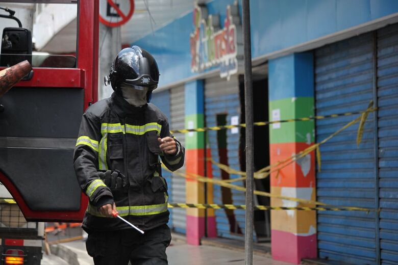Movimentação dos bombeiros em loja atingida por incêndio no centro do Recife | Foto: Davi de Queiroz/Folha de Pernambuco