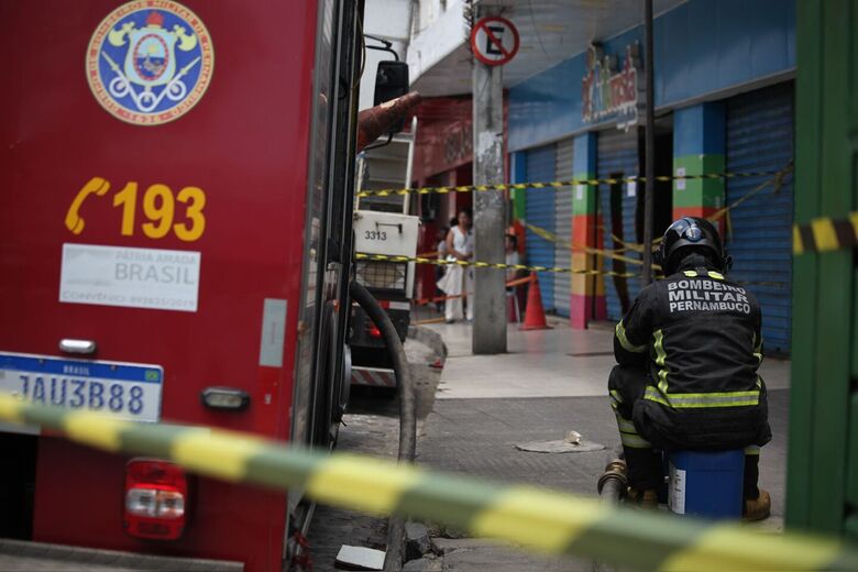 Movimentação dos bombeiros em loja atingida por incêndio no centro do Recife | Foto: Davi de Queiroz/Folha de Pernambuco
