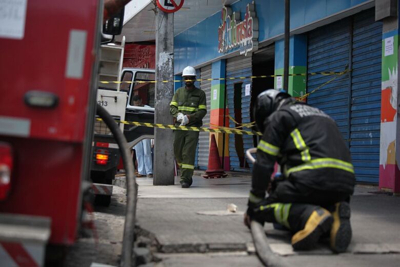 Movimentação dos bombeiros em loja atingida por incêndio no centro do Recife | Foto: Davi de Queiroz/Folha de Pernambuco