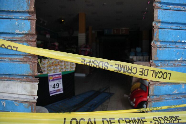 Movimentação dos bombeiros em loja atingida por incêndio no centro do Recife | Foto: Davi de Queiroz/Folha de Pernambuco