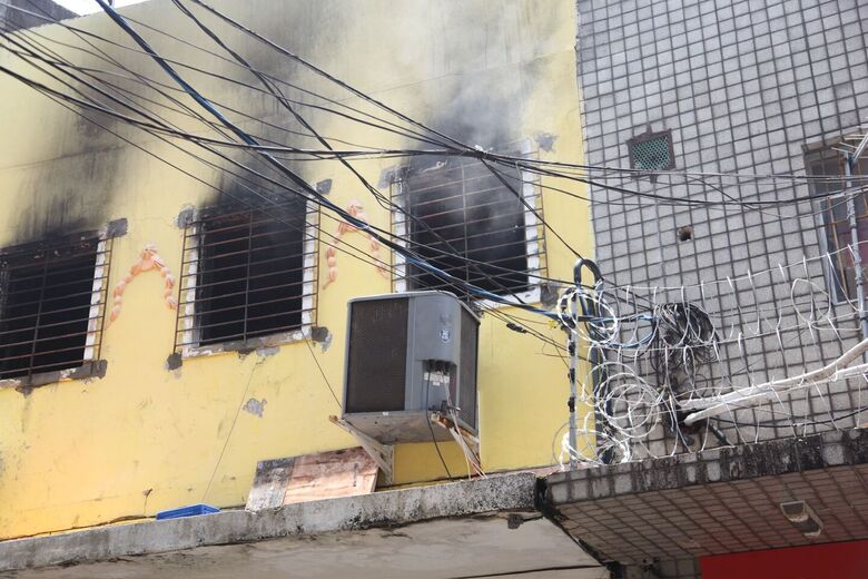 Movimentação dos bombeiros em loja atingida por incêndio no centro do Recife | Foto: Davi de Queiroz/Folha de Pernambuco